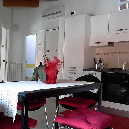 Casa Vacanze The Flea'S Home ฟอนดี ห้อง รูปภาพ